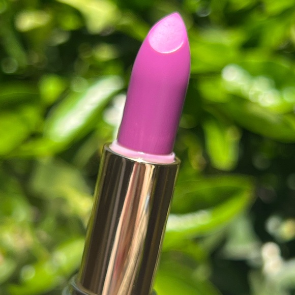 Lipstick - Picture 10 of 16